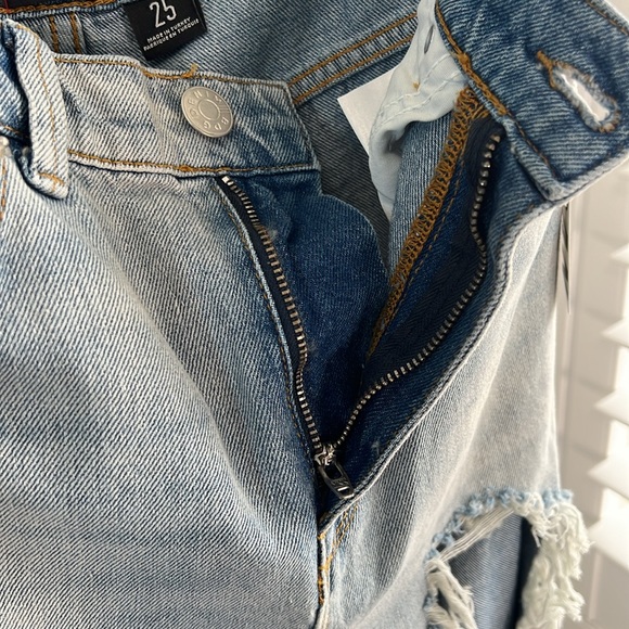 BDG Mom high-rise distressed jeans jeans. Size 25. Retails $69 NWT. - Picture 12 of 17